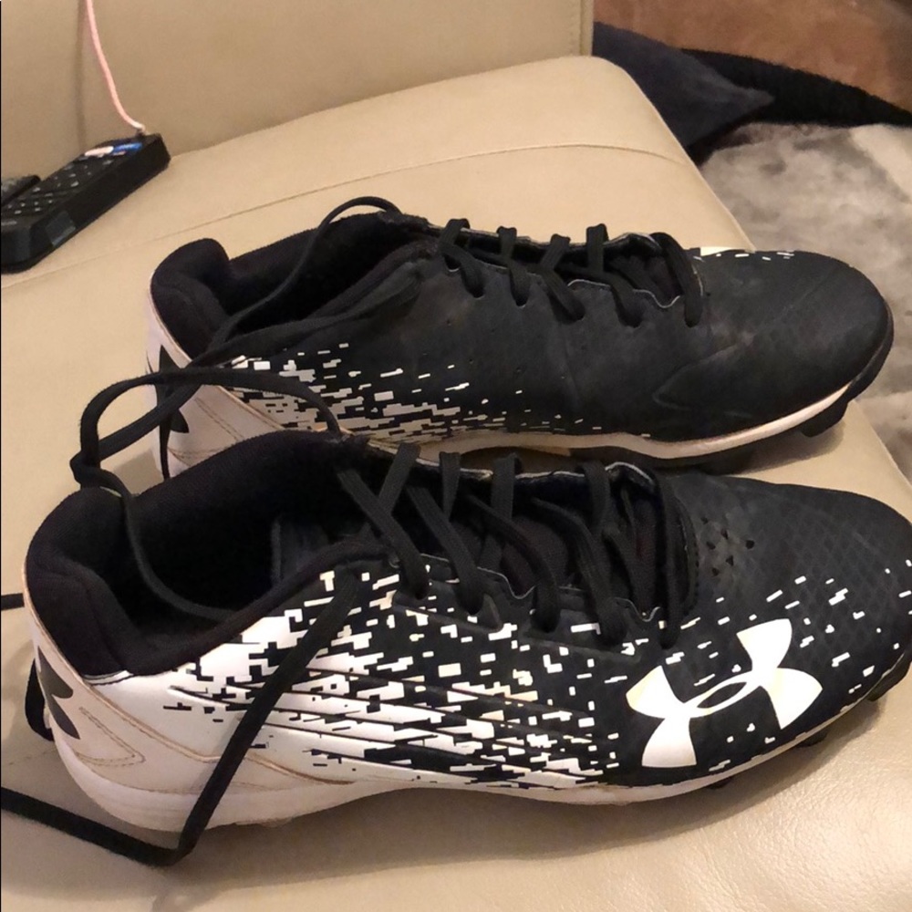 Under armor women’s cleats size 8